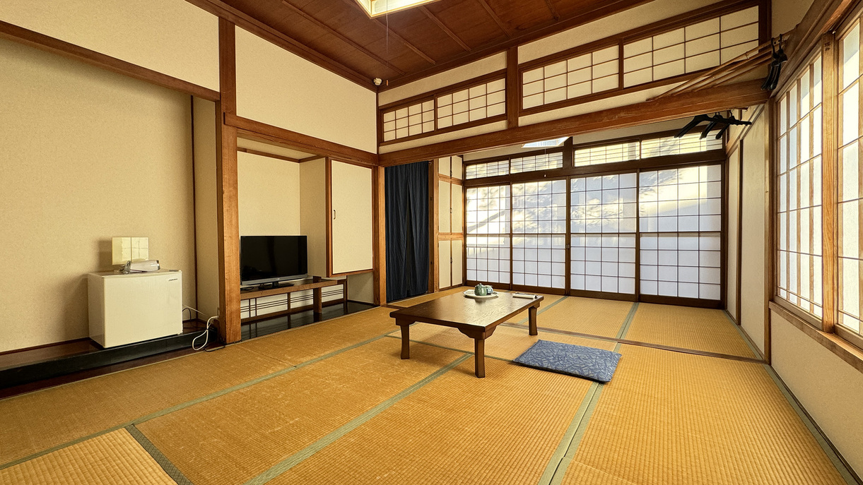 【客室】和室12畳。当館で一番広いお部屋です。