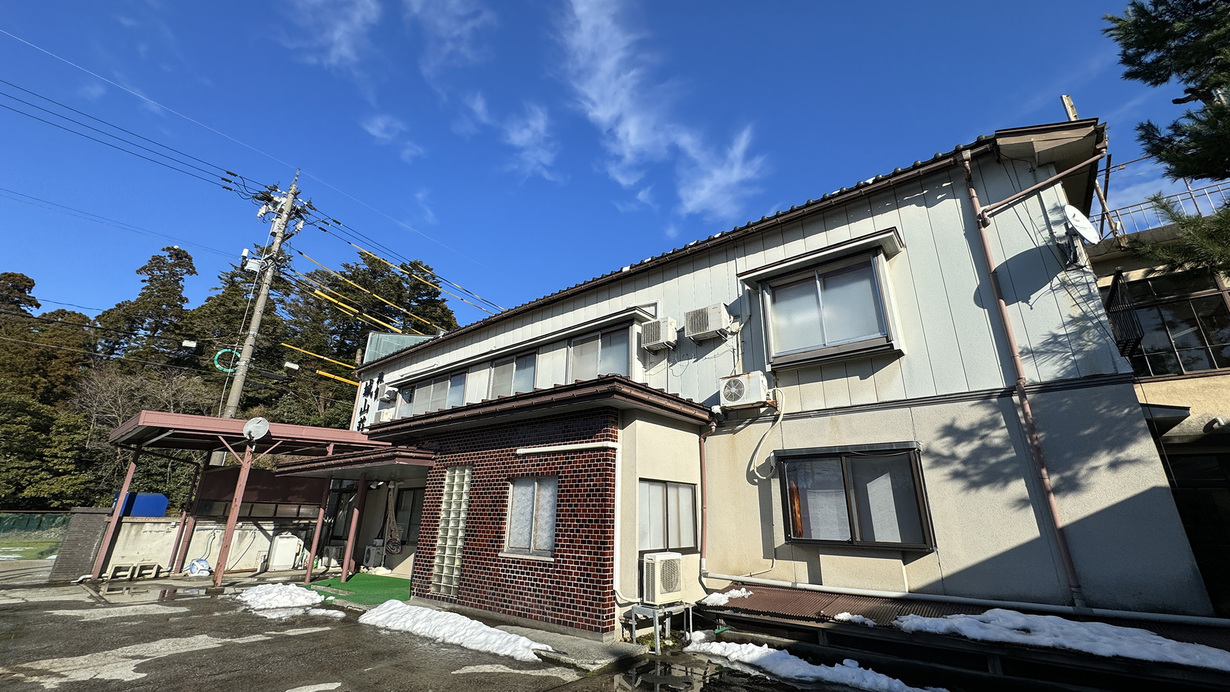 【外観】無料駐車場が２か所ございます。
