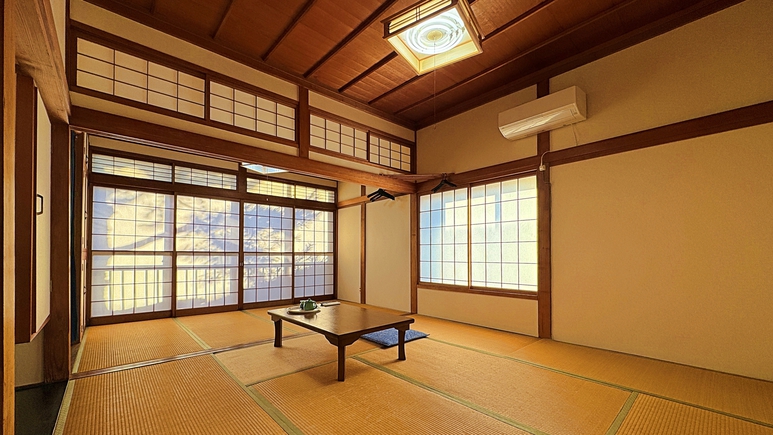 【客室】和室12畳。当館で一番広いお部屋です。