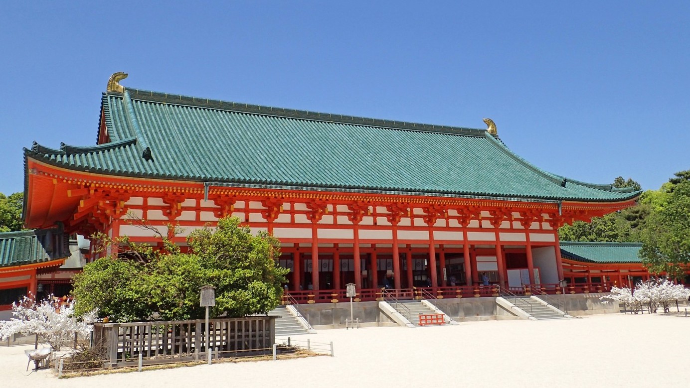 平安神宮朱塗りの社殿が美しく、平安京の雅な雰囲気を今に伝えています。
