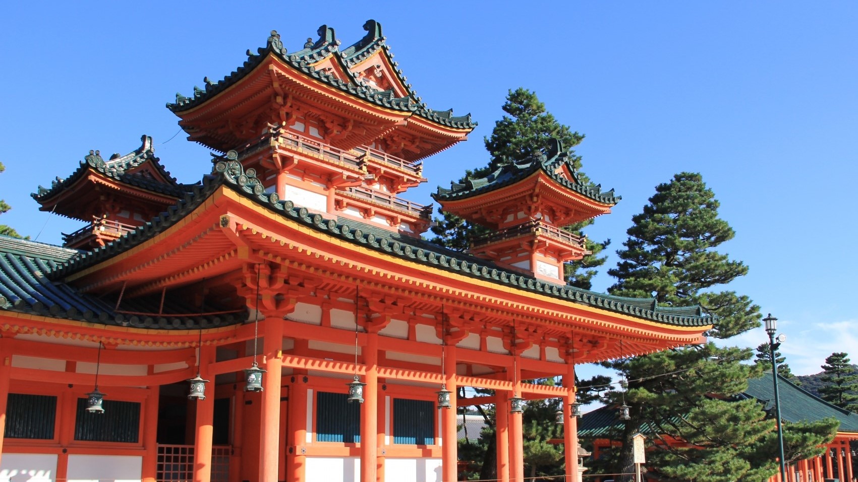 平安神宮平安遷都1100年を記念して、明治28年に創建。京都駅から市バスで約30分
