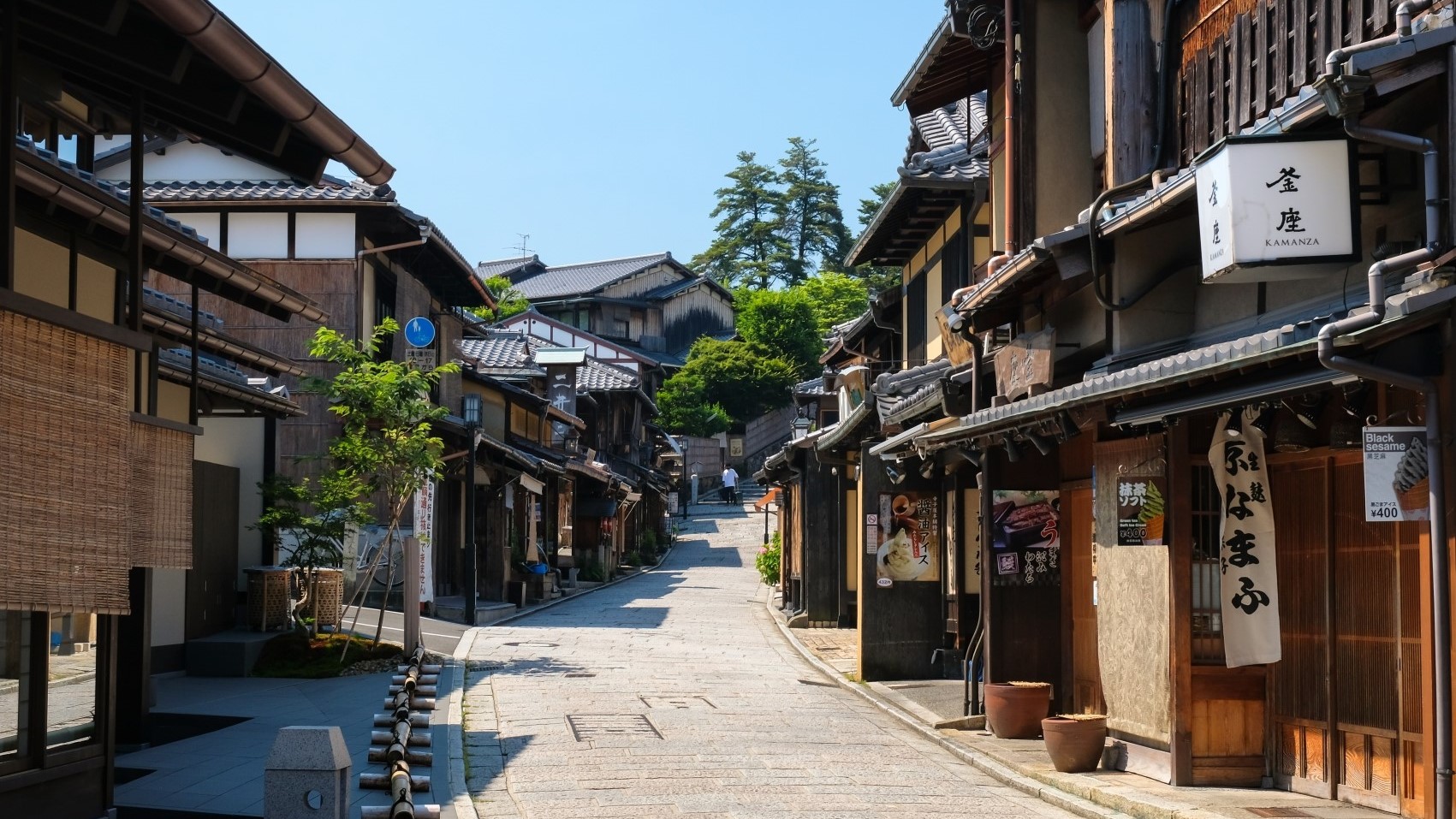 清水坂清水寺に続く参道。食べ物やお土産屋さんが軒を連ねます。
