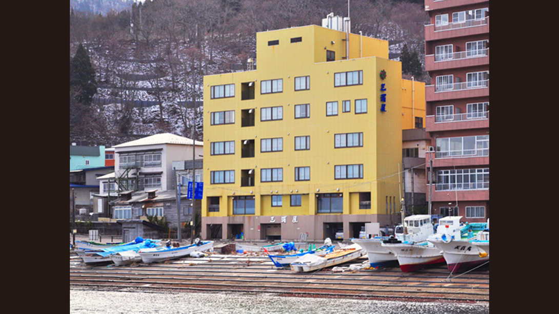 【外観】海沿いに建つホテルです