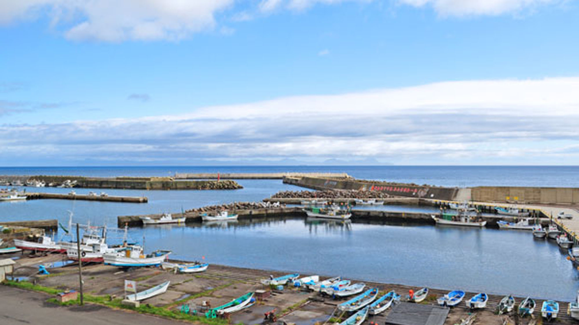 【客室からの景色】下風呂漁港と北海道が見渡せます