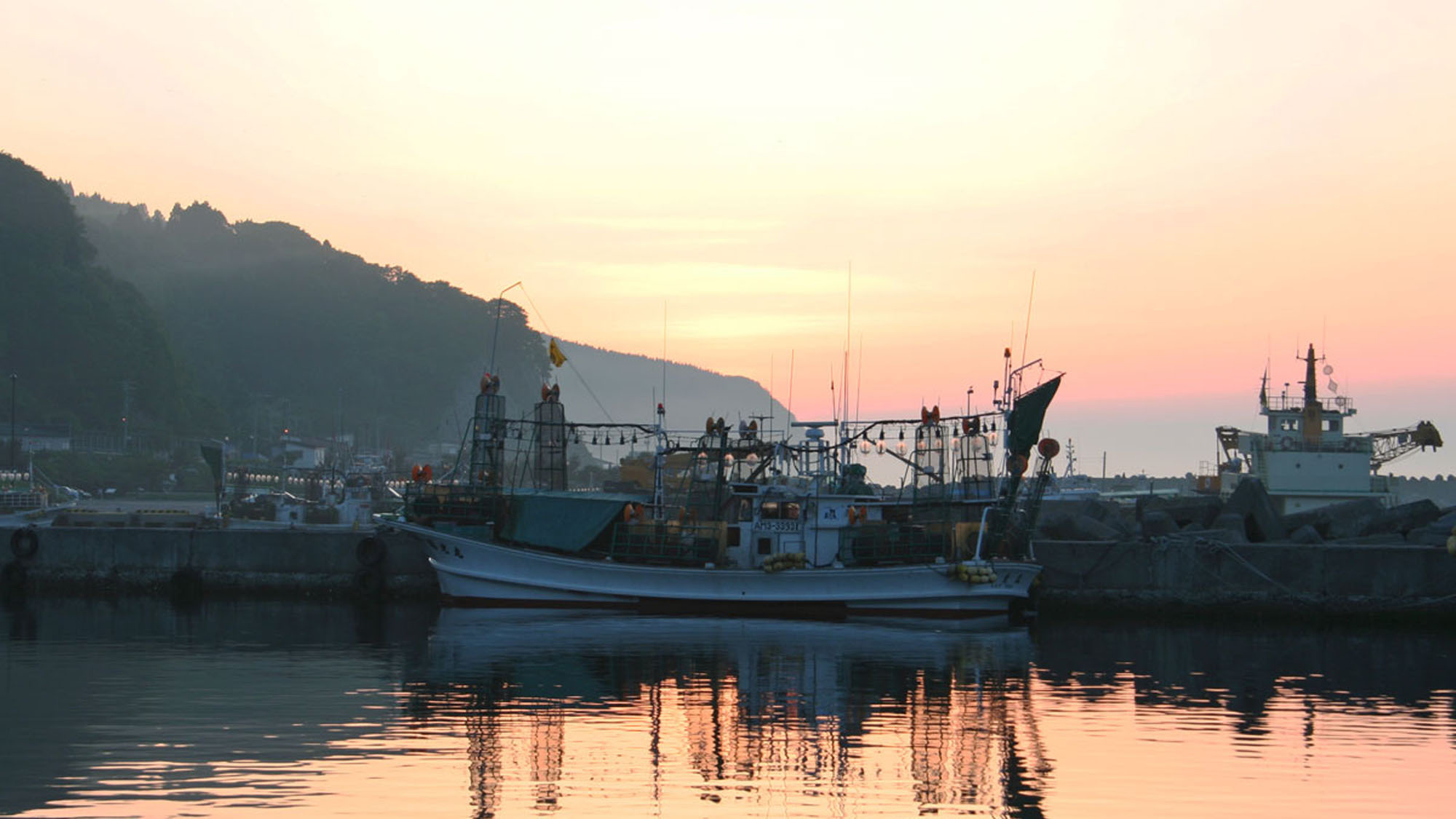 【下風呂港】夕日と漁火漁船。時期になると漁火を灯しながら漁をします。