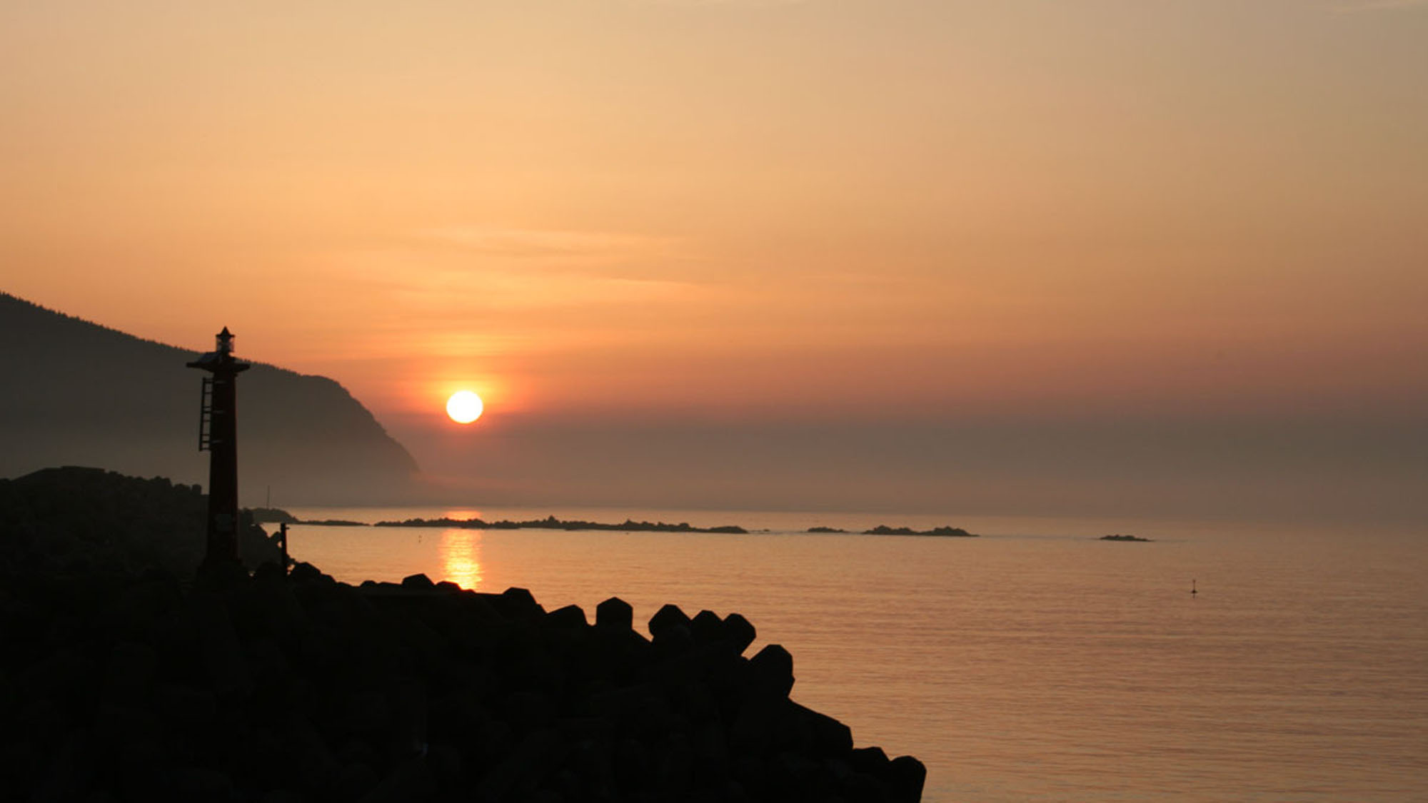 【下風呂の夕日】広い海に映える夕日は津軽海峡を赤く染め上げます。