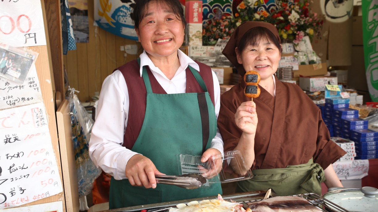 龍飛崎灯台前売店「あっちゃの店」のスタッフ