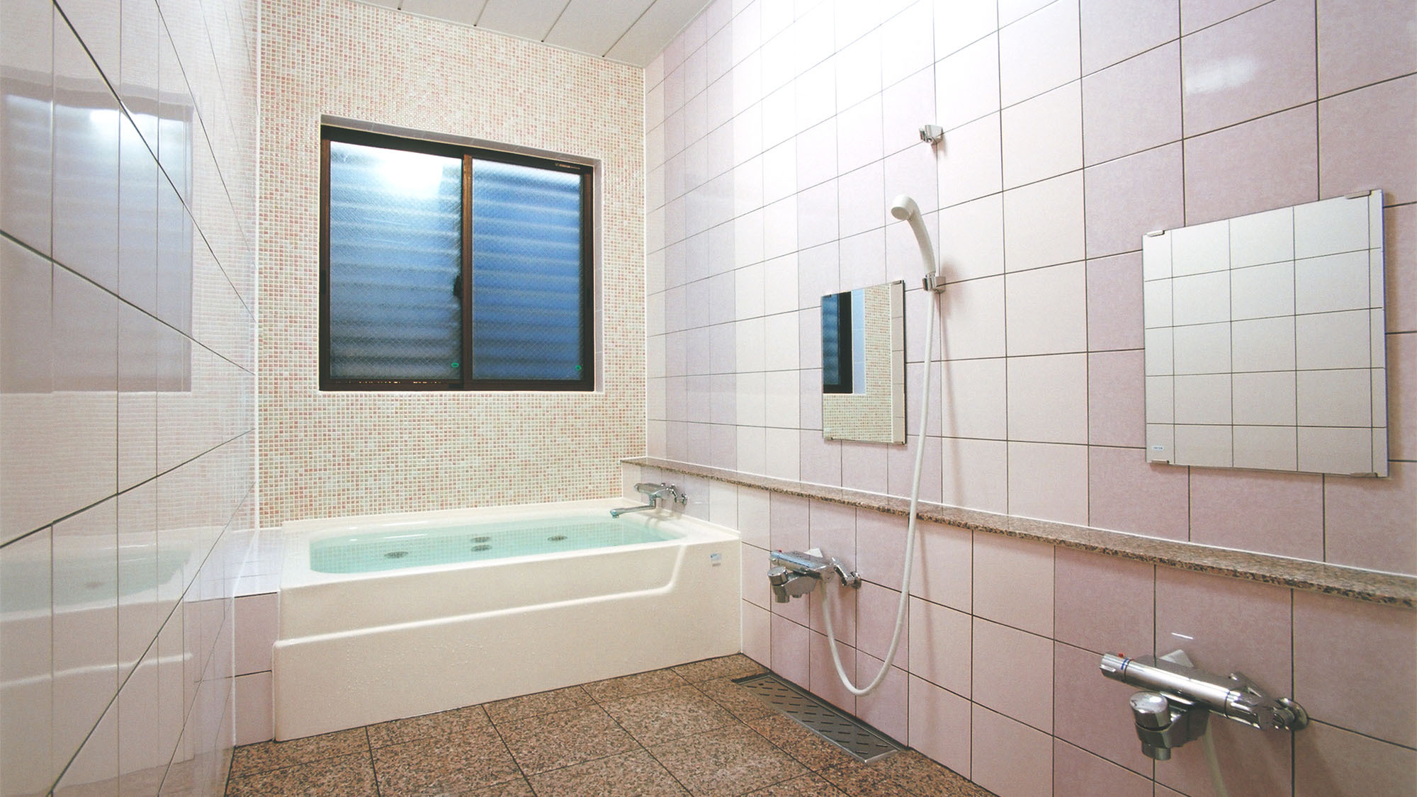 ・共同風呂／16時〜24時、男女各一ヵ所。シャワーはいつでも利用可能です