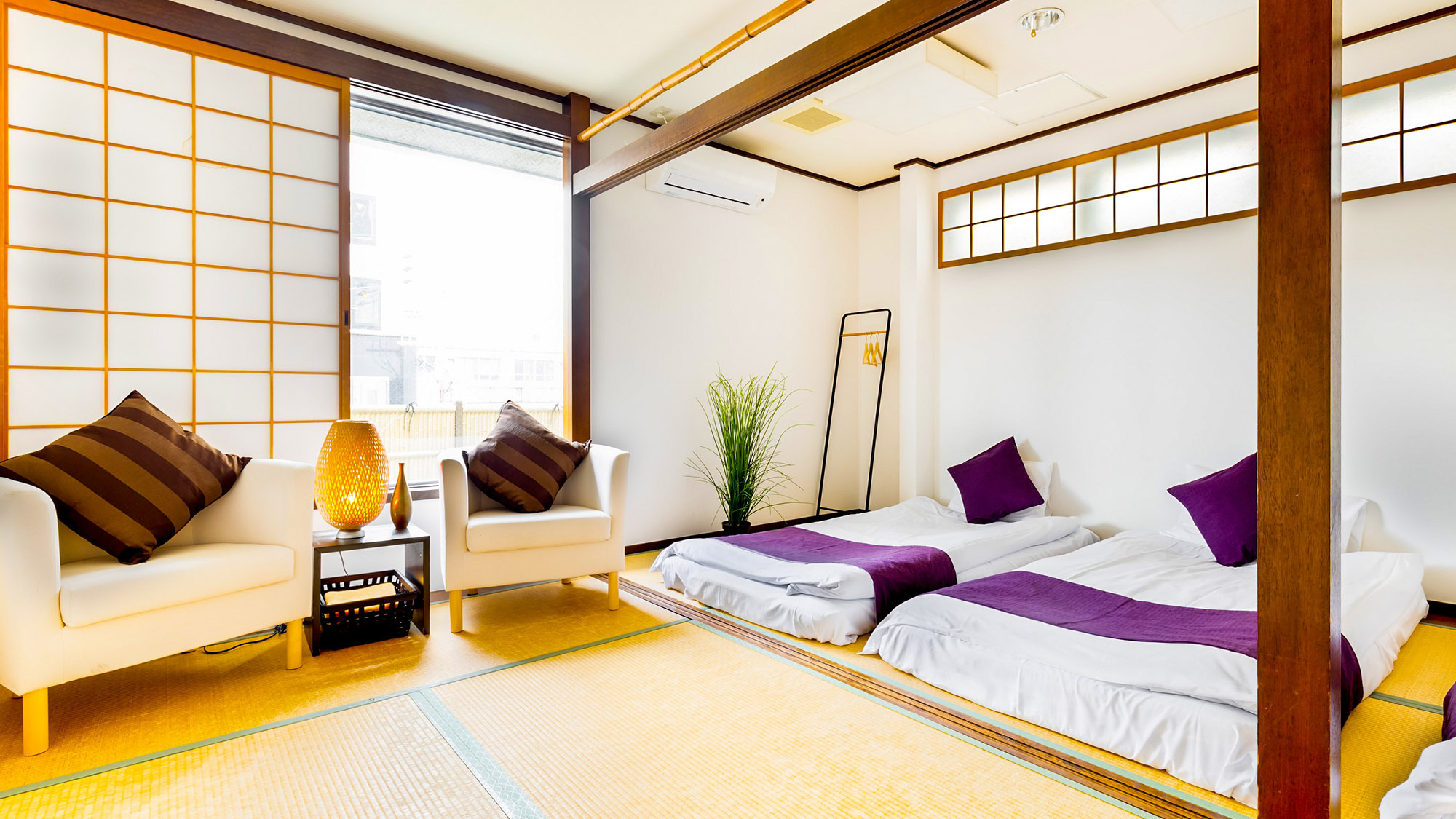 ・【客室一例】最大4名様まで宿泊可能。柔らかな陽射しが差し込む明るい和室
