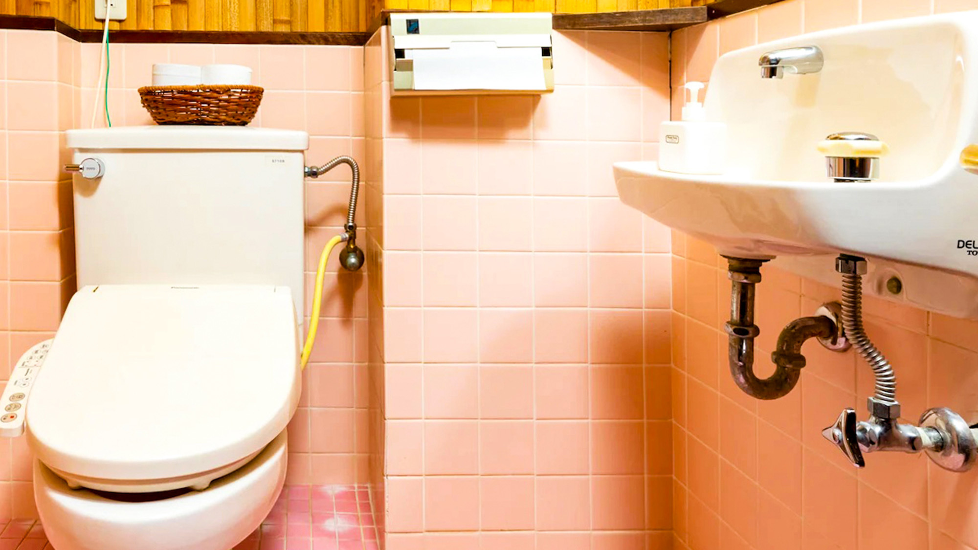 ・【トイレ】手洗い場も併設した温水洗浄機能付トイレが2か所あります