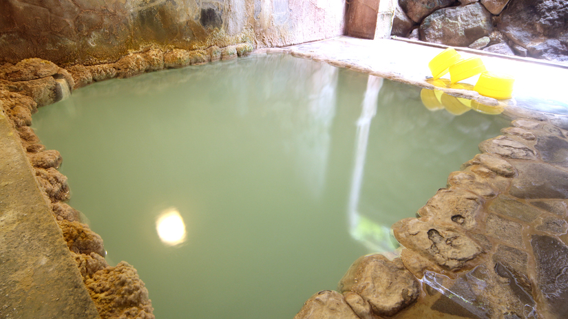 #【露天風呂一例】自家源泉の濃くまろやかな湯。内湯よりも湯量の多いのが特徴。