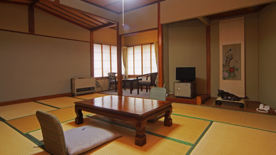 【客室 10畳】広めの和室はファミリー・グループにもゆったりお過ごし頂けます。