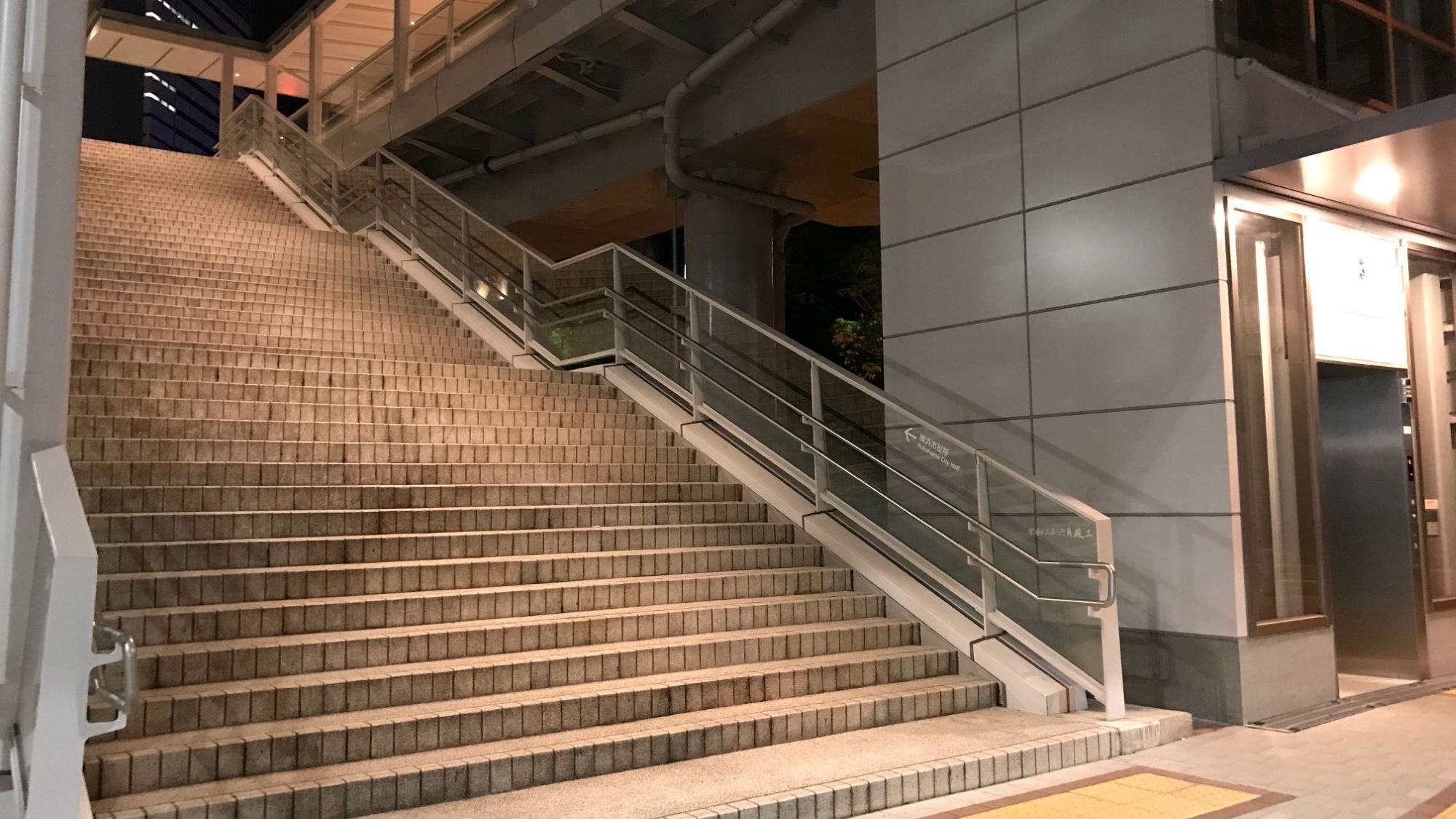 NEW!【アクセス】③桜木町駅新南口デッキ階段&エレベーターの様子です