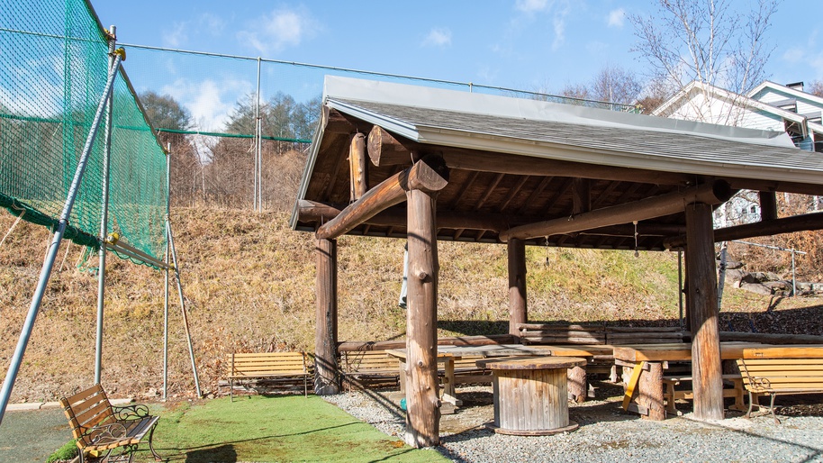 BBQハウス：屋外BBQで思い出作り！屋根付きのため雨天時でも利用可能。※利用期間4月〜10月のみ