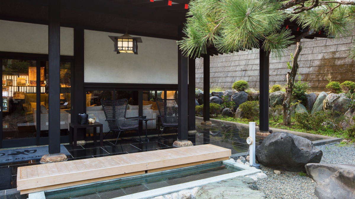 2000坪の日本庭園を臨む足湯