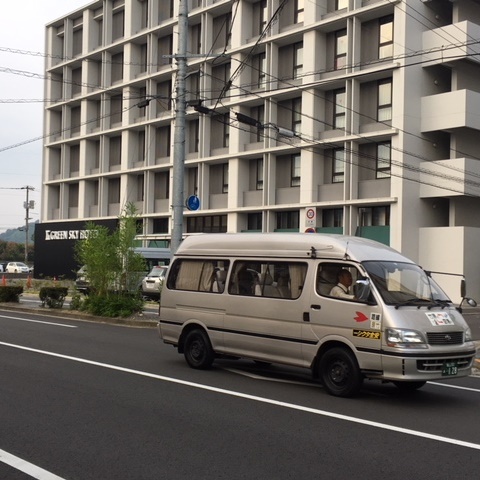 広島空港と竹原市内を結ぶ乗合タクシー。ホテルから徒歩１分の場所で乗り降り可能です。