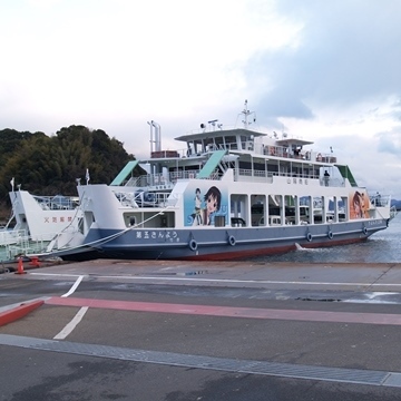 大崎上島行きのフェリーアニメのキャラクターが描かれた船も。。。