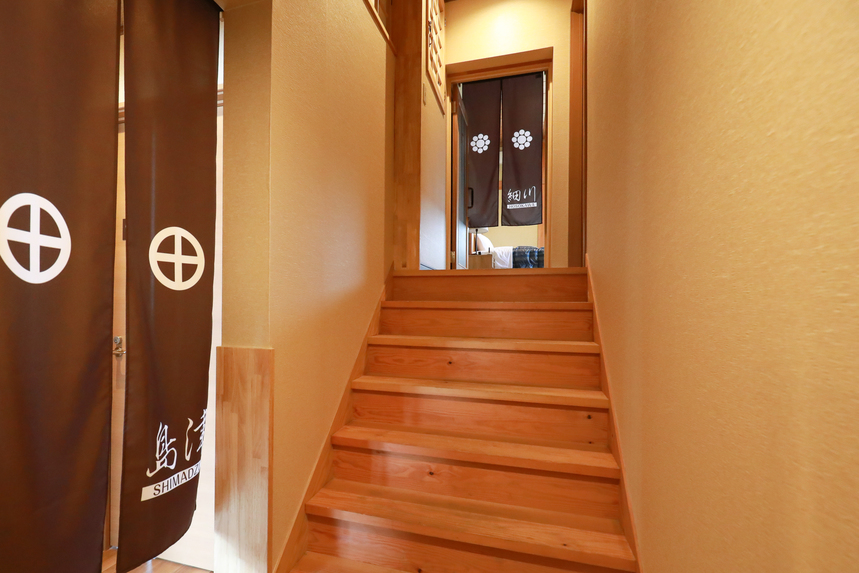 蔵INN家紋の2階各お部屋へは共用の階段をご利用頂きます。