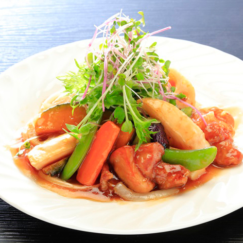 当館人気メニュー鶏と彩り野菜の黒酢餡