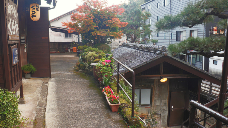 貸し切り温泉は別棟にあります