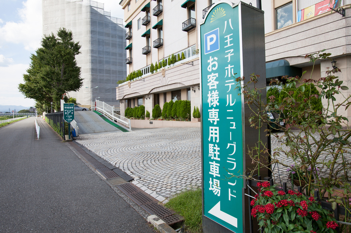 無料駐車場へは浅川沿いよりお入りいただけます。※無料駐車場条件車高2メートル以下または重さ2トン以下