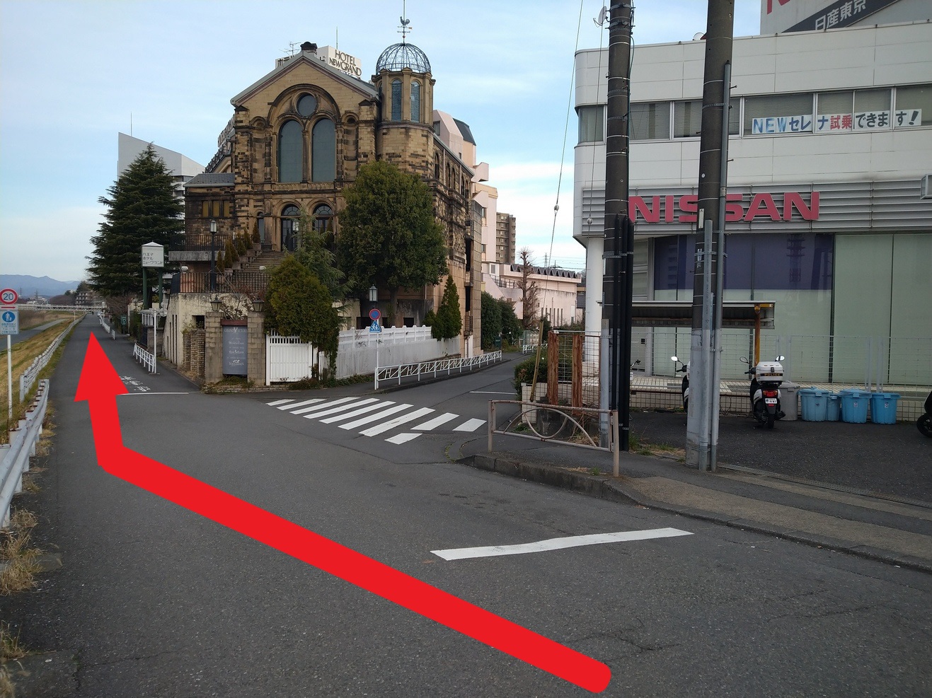 「大和田橋北詰」交差点より川沿いへお進み下さい。別館（チャペル）が見えますので左の道にお進み下さい。