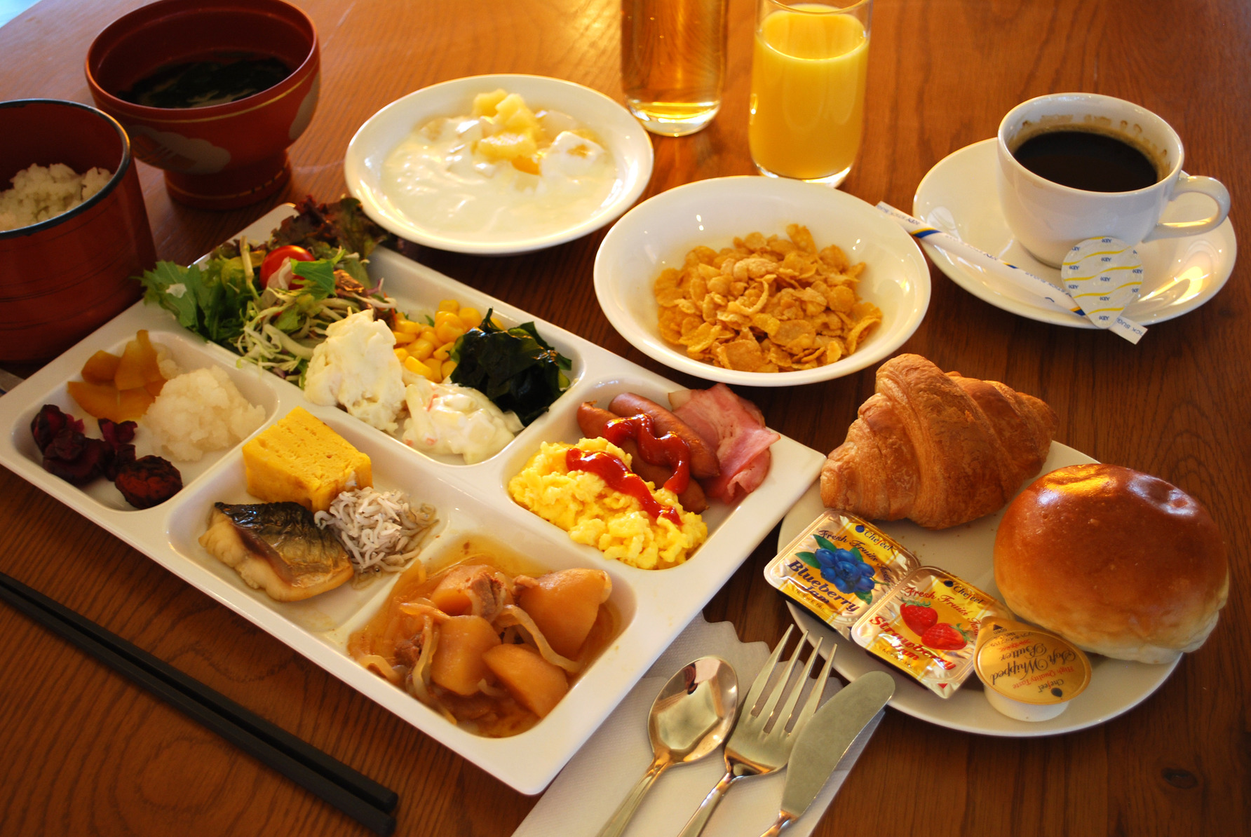 和洋バイキング形式のご朝食を無料でご提供します