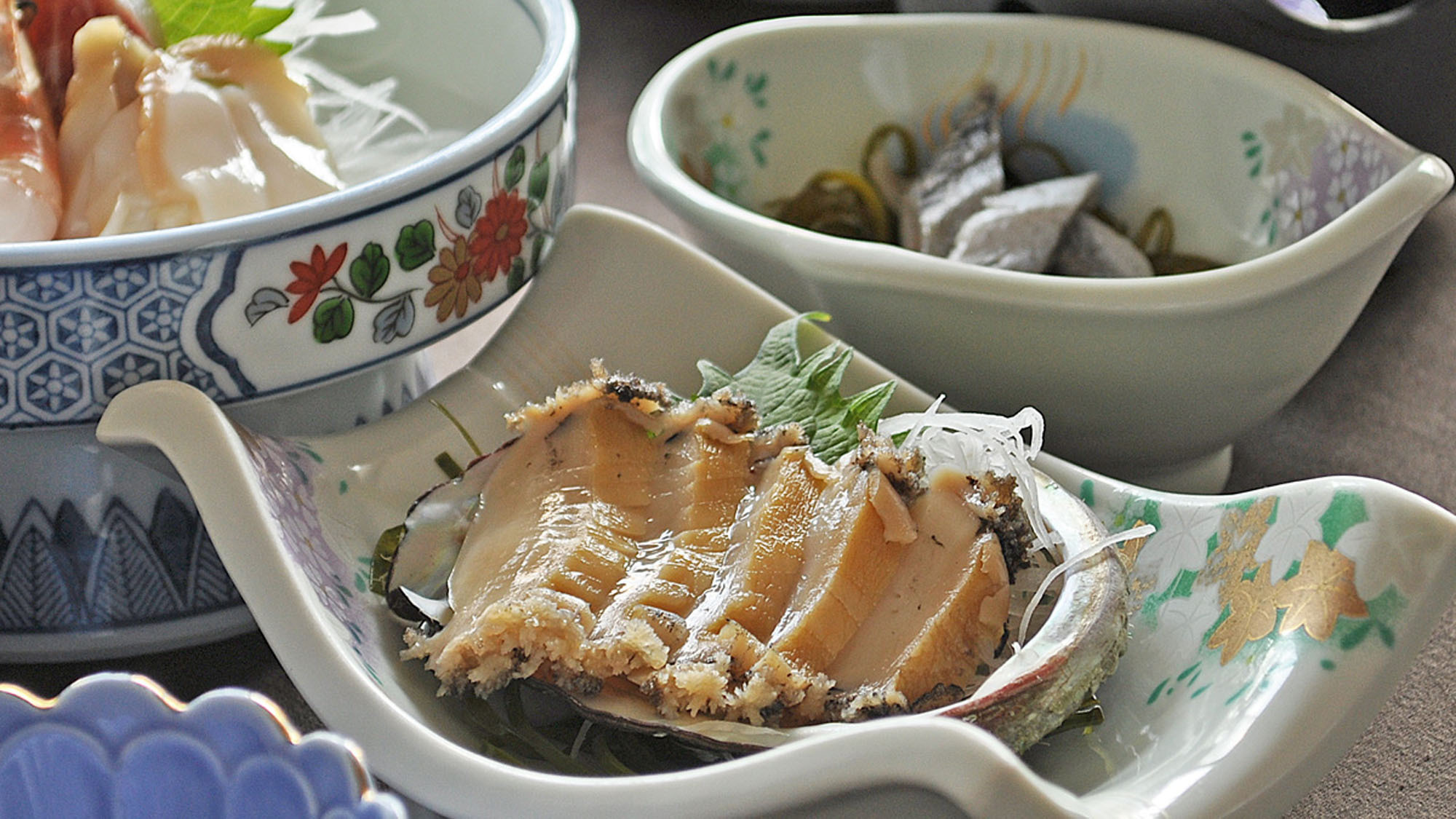 【秋・冬の夕食一例：ふだい浜かぜ】あわびのお刺身。普代村自慢の海の幸です。