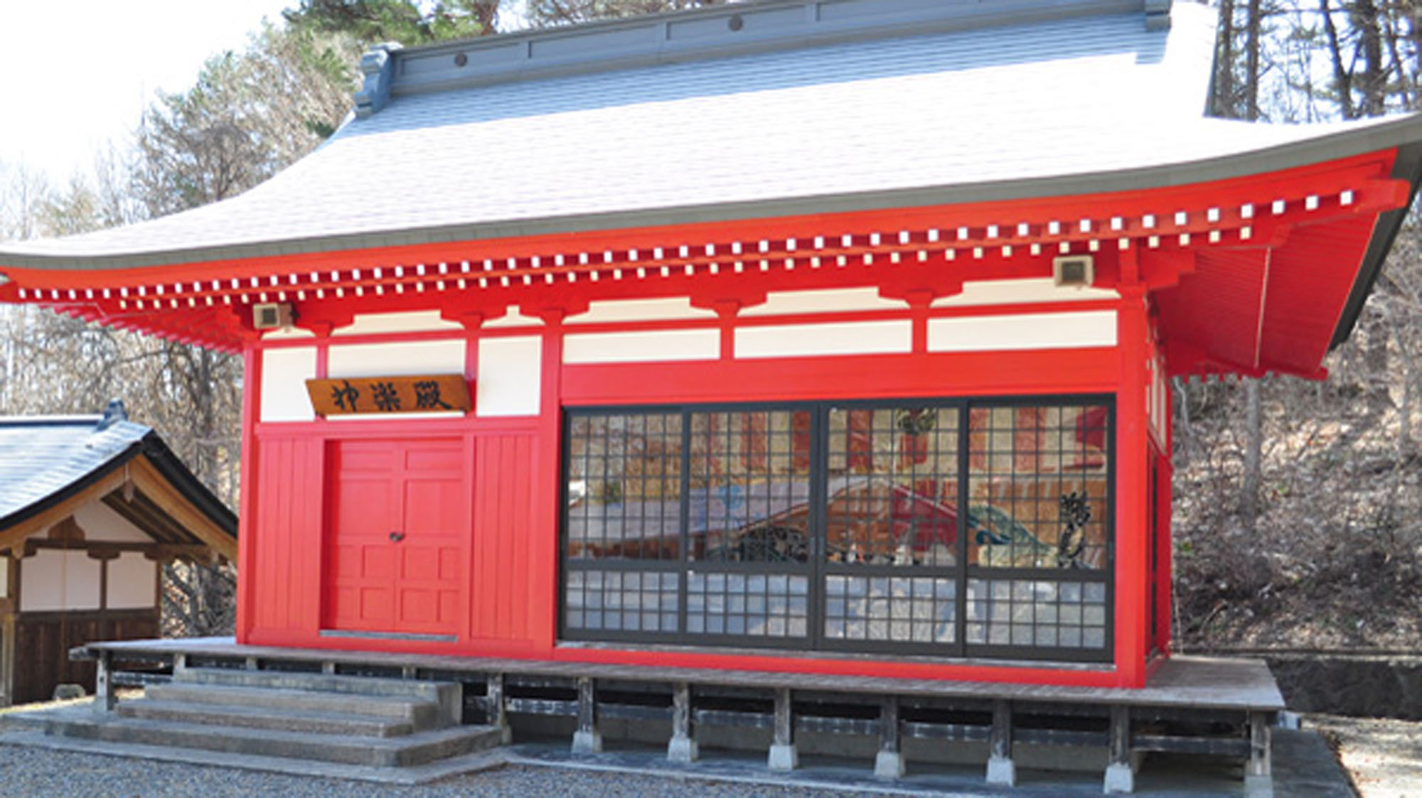 【鵜鳥神社神楽殿】旧暦4月8日に例大祭が行われ、鵜鳥神楽も奉納されます。