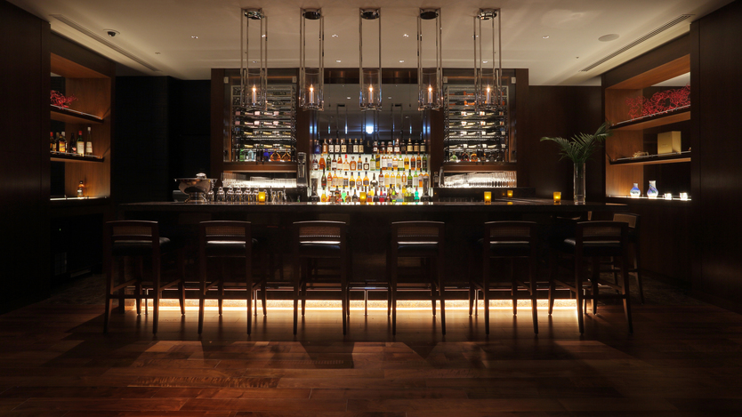 【the bar】ホテル最上階18階に位置し、那覇市内の素晴らしい夜景を一望いただけます