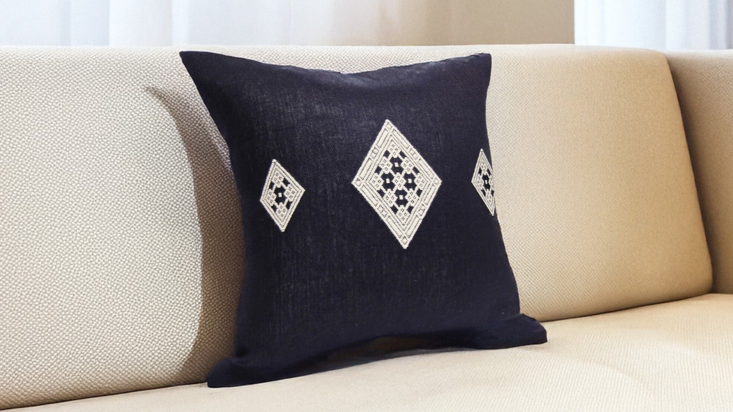 「リニューアル部屋」津軽こぎん刺しクッション