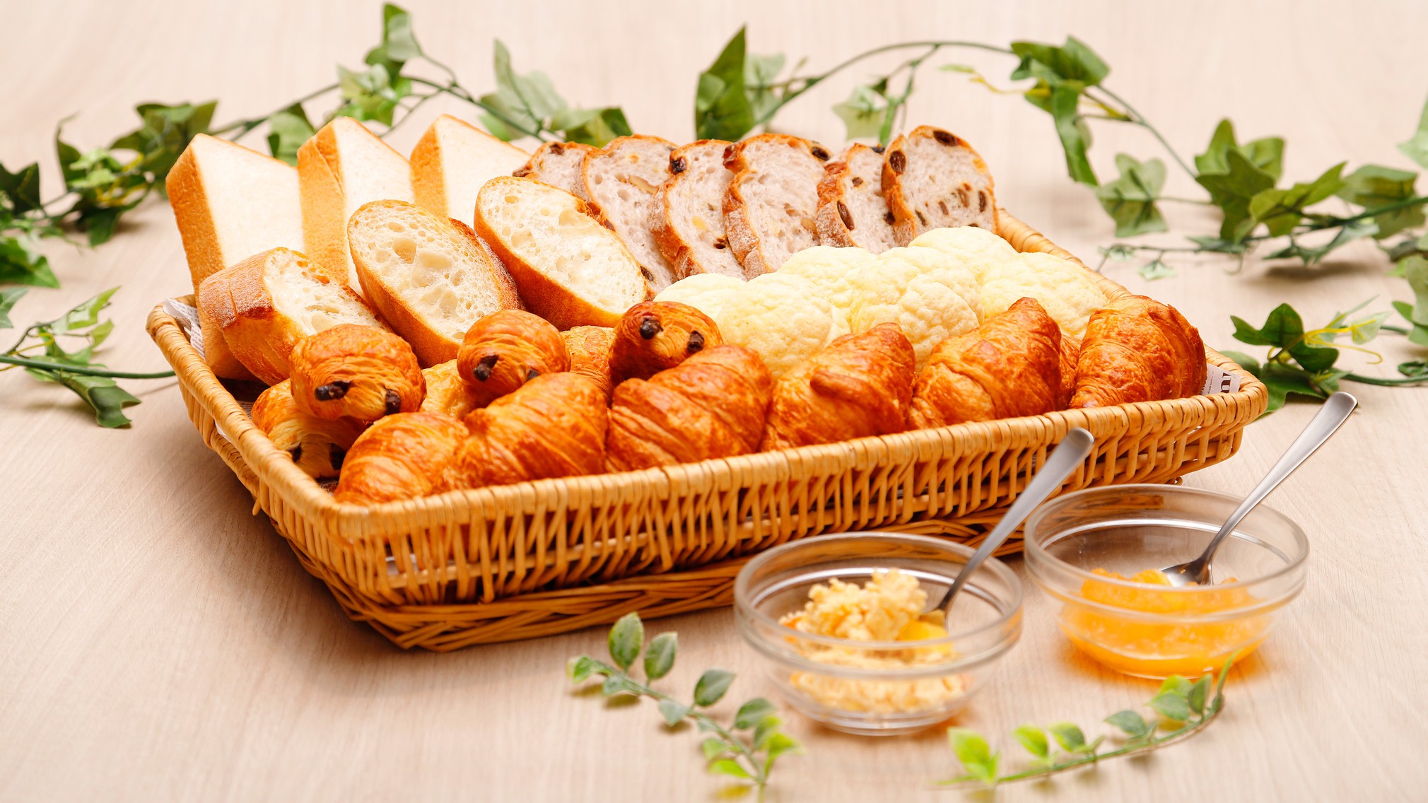 パン各種（6種類）、自家製りんごのスプレット、自家製りんごジャム