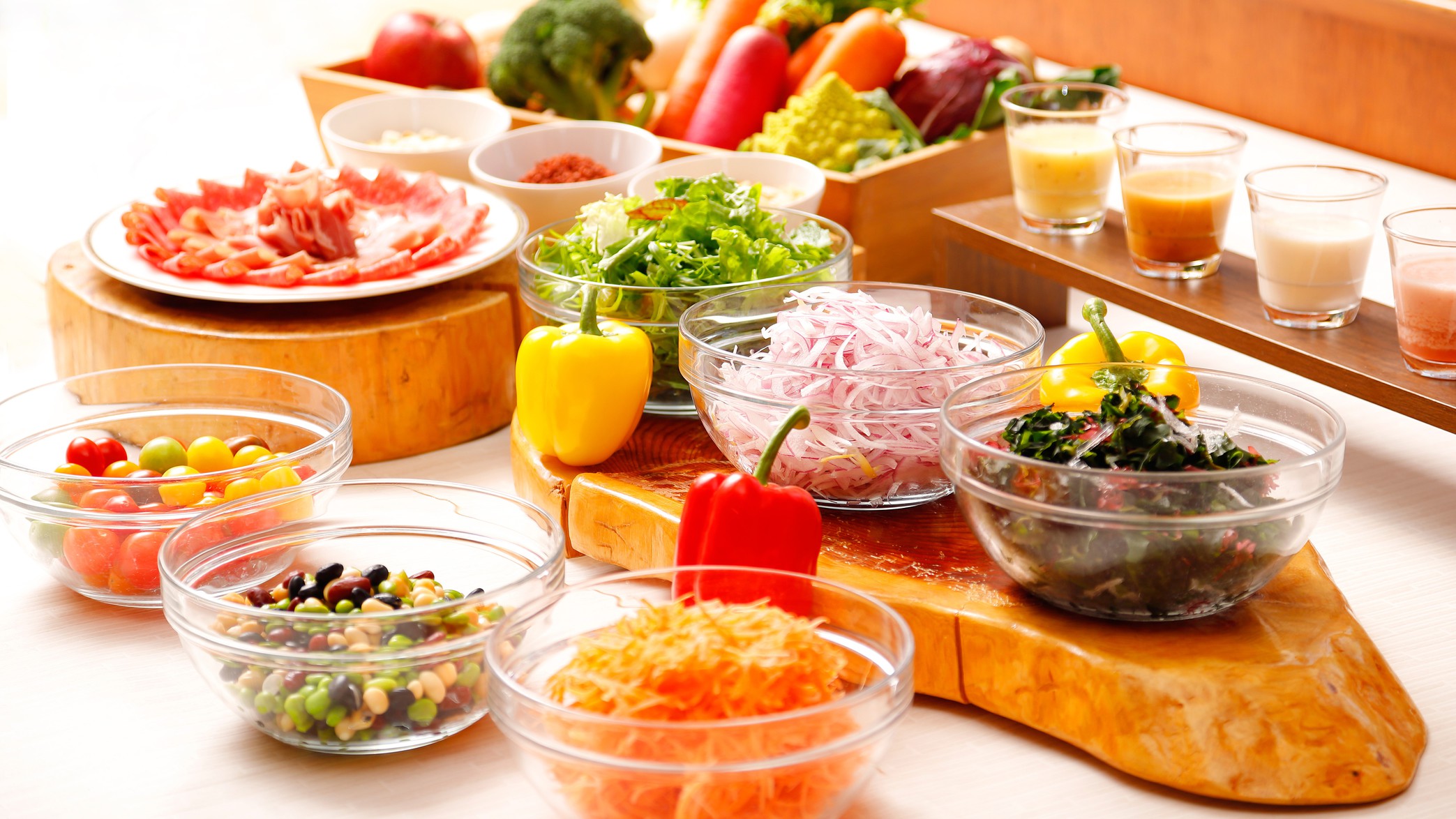 サラダコーナー(新鮮野菜やコールドミートなど)