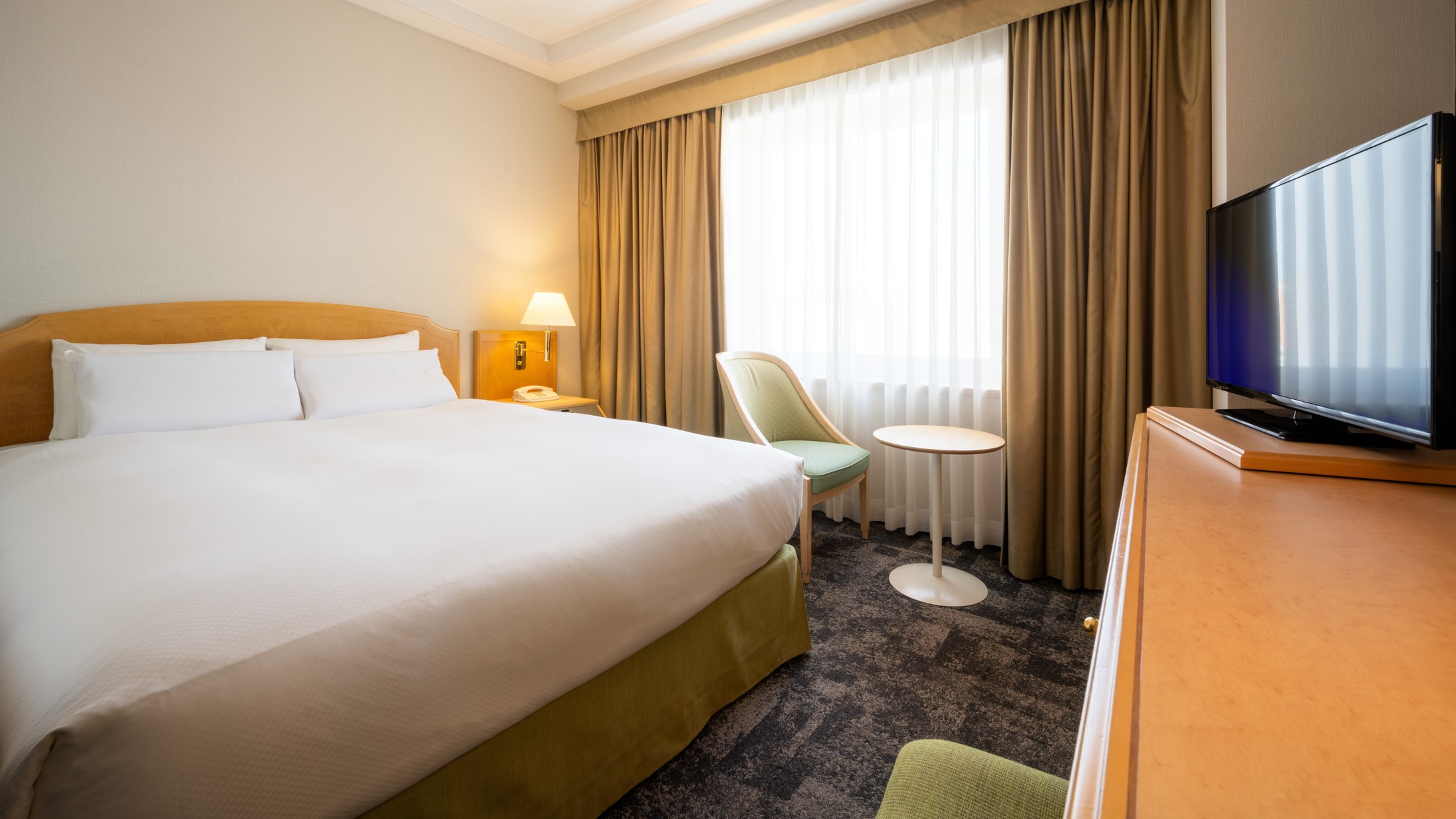 セミダブル（広さ16.7〜18.0㎡ ベッド幅140x200cmシモンズベッド）