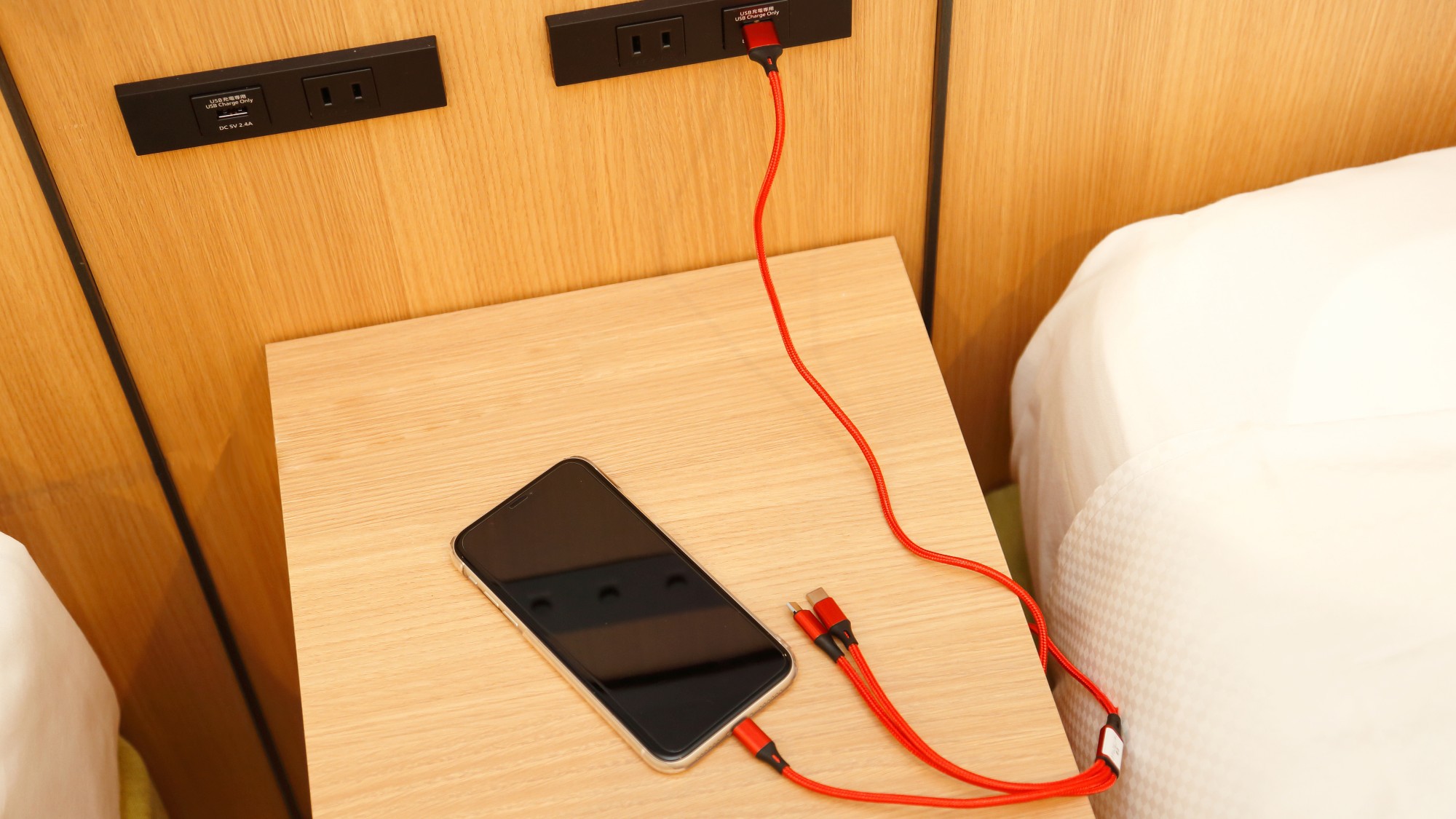 全ての客室に携帯電話充電器を完備しております（各社コネクタ対応）