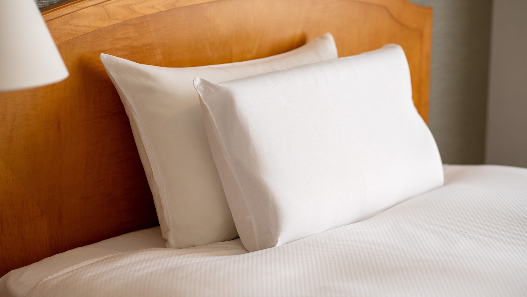 デラックス・デラックスコンフォート・ロイヤルは枕2種（低反発と羽毛）をご用意しております