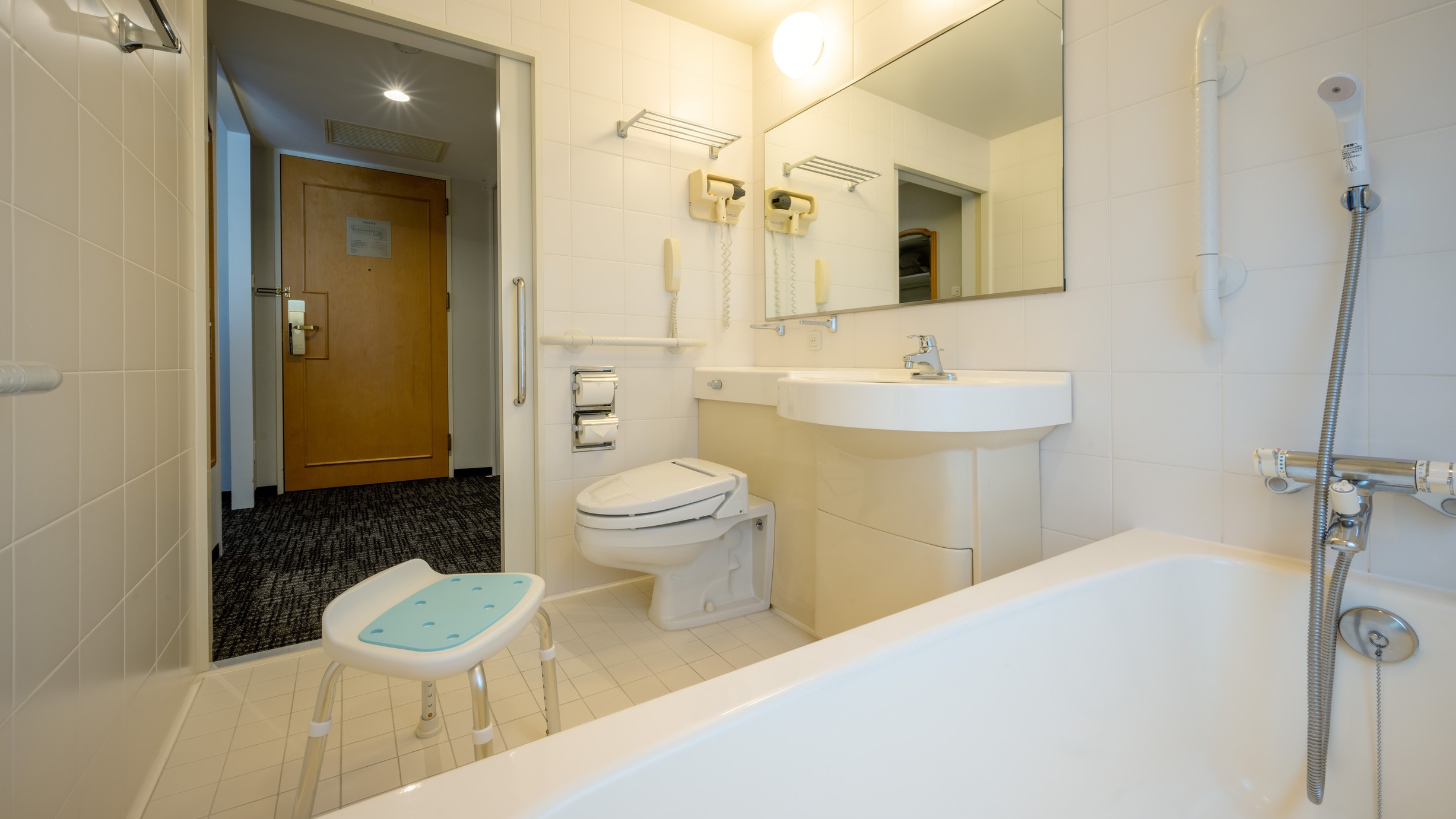 ユニバーサルバスルーム（ユニバーサル浅めに設計されたバスタブとスライドドア）