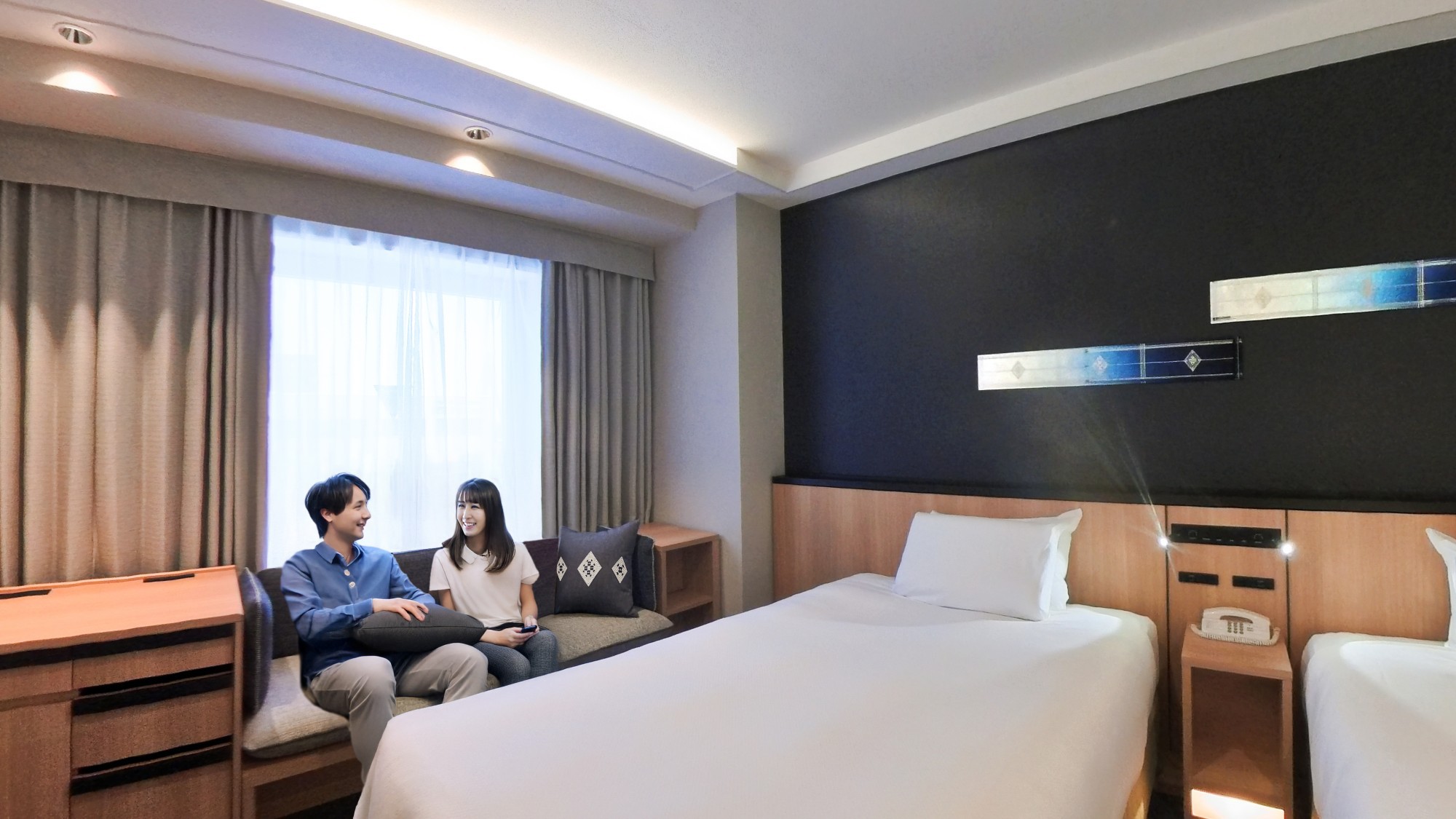 【リニューアル部屋】窓際にはベンチソファやティーテーブルセットを設置