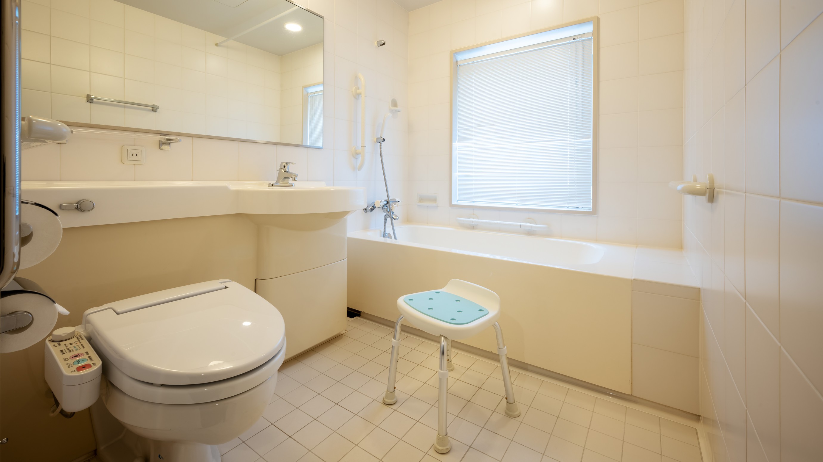 ユニバーサルバスルーム（ユニバーサル浅めに設計されたバスタブとスライドドア）