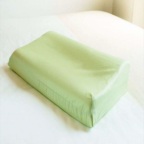 【緑色枕】高い枕は男性向き。呼吸が円滑に行われていびきが解消できる場合があります。