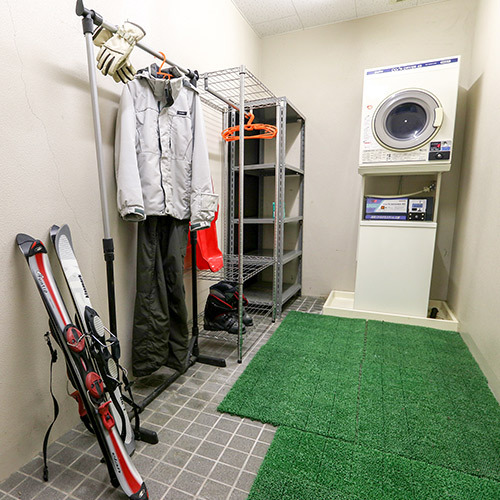スキー乾燥室とコインランドリー
