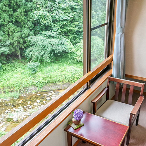 和室10畳（川側）