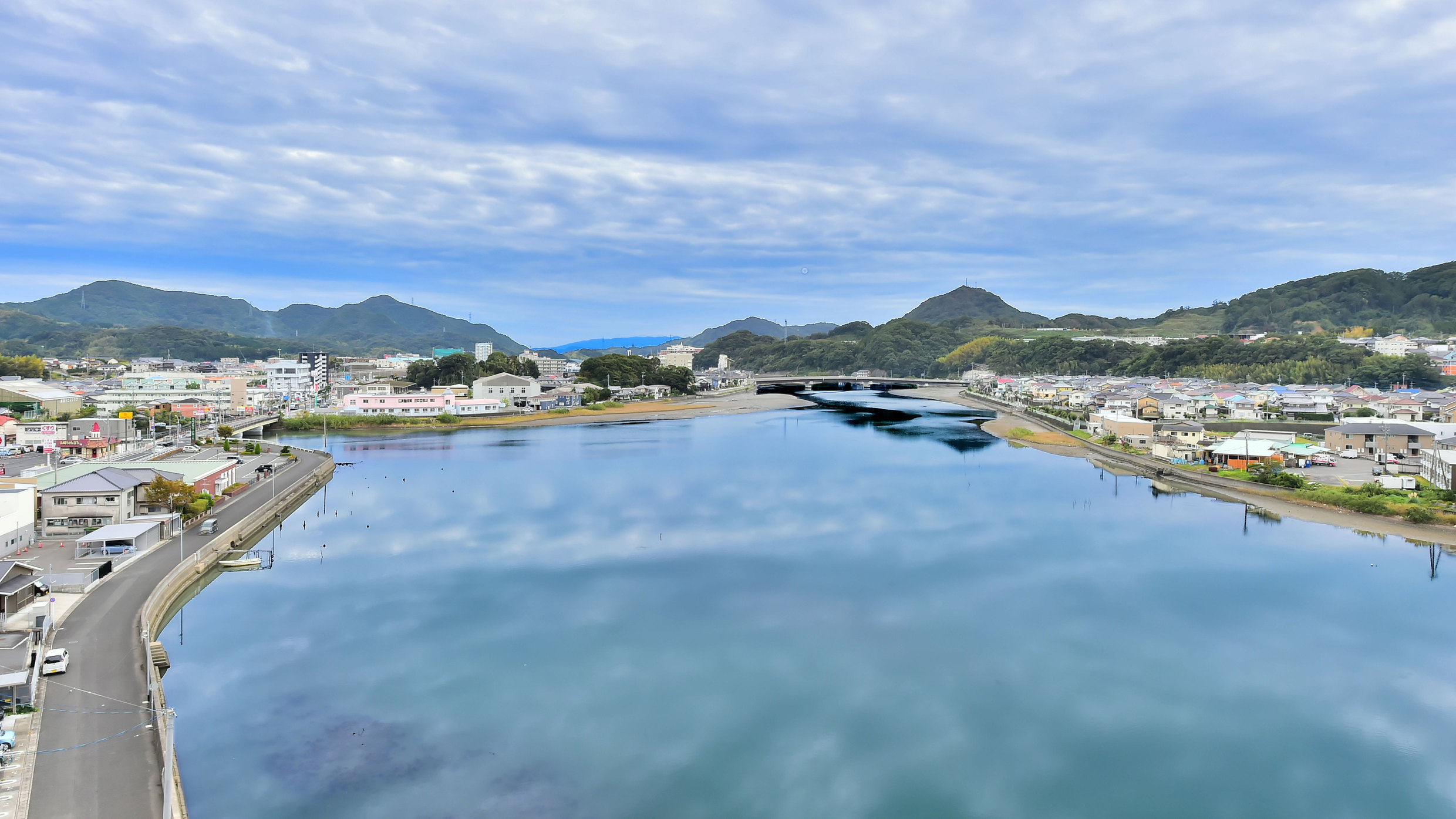 ホテル横には、大きな早岐瀬戸川が流れています。