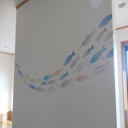 ダイニングの壁に魚マダムハンドメイドの魚群です