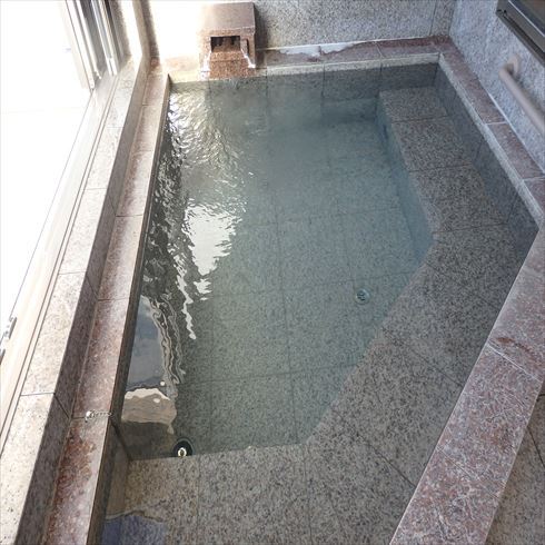 天然温泉展望風呂3〜4人でも充分な大きさ虫が多い季節は窓の開放厳禁です！