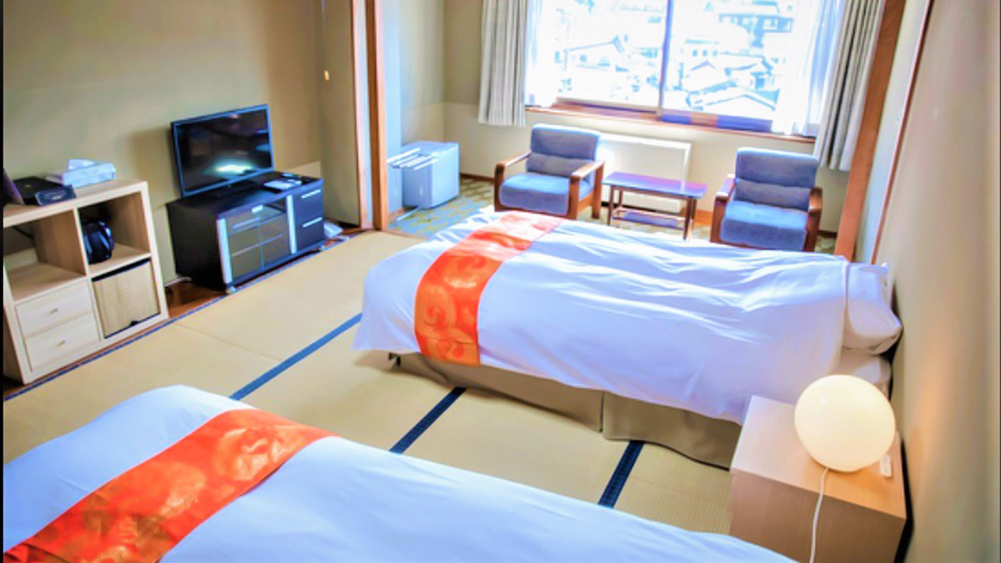 ・【和風ツイン一例】広々10畳の畳の上にシングルベッドを2台設置しております