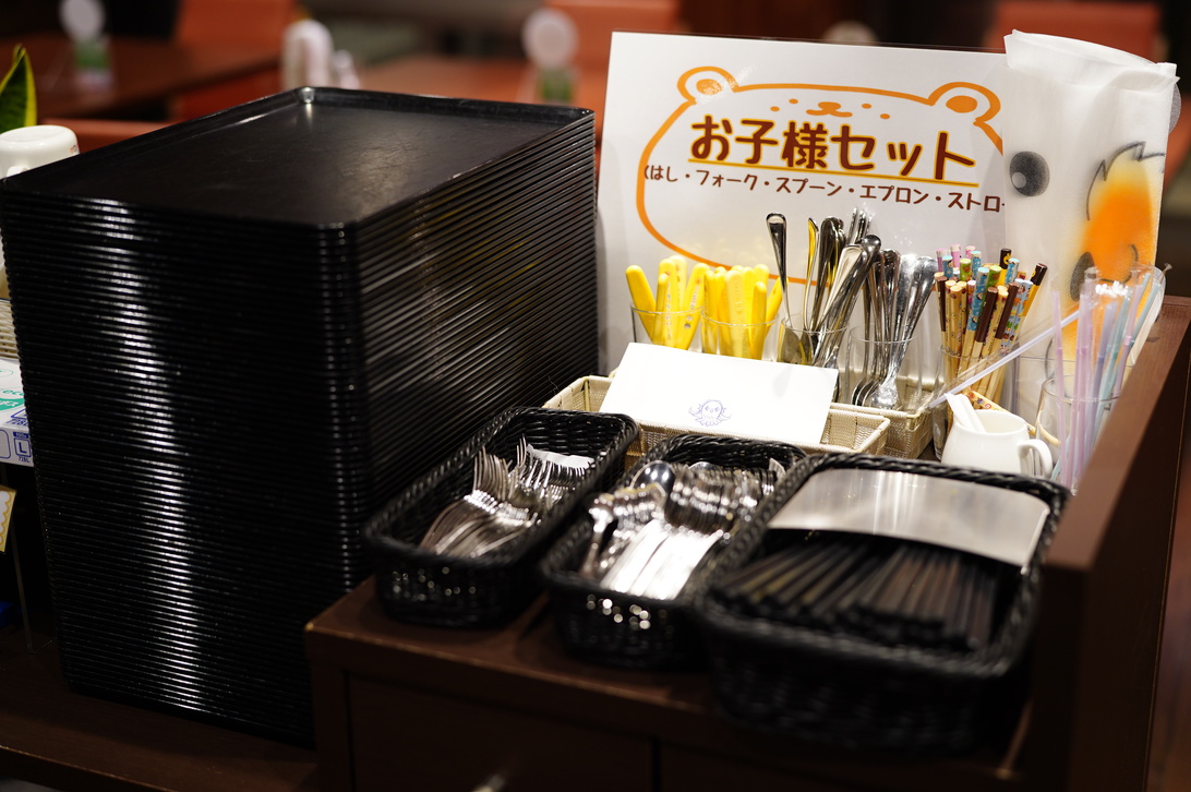 【朝食バイキング】お子様用の食器や椅子もございます。