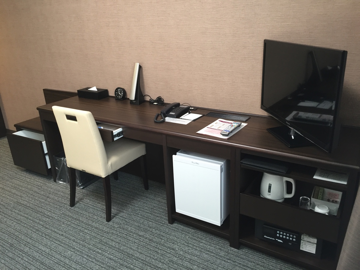 【ワイドシングル】客室デスク  120センチライティングデスクでお部屋でのお仕事もはかどります