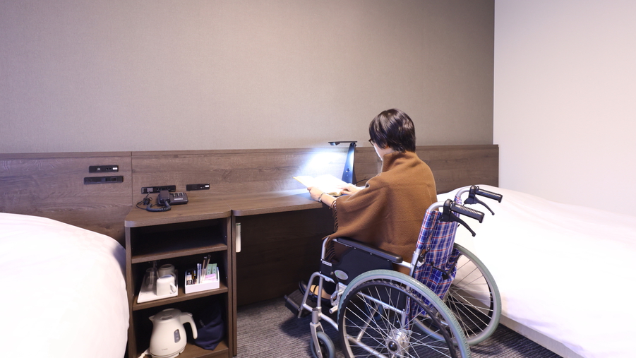 【ユニバーサルルーム】車いすのお客様にも使いやすいよう配慮した設計となっております。