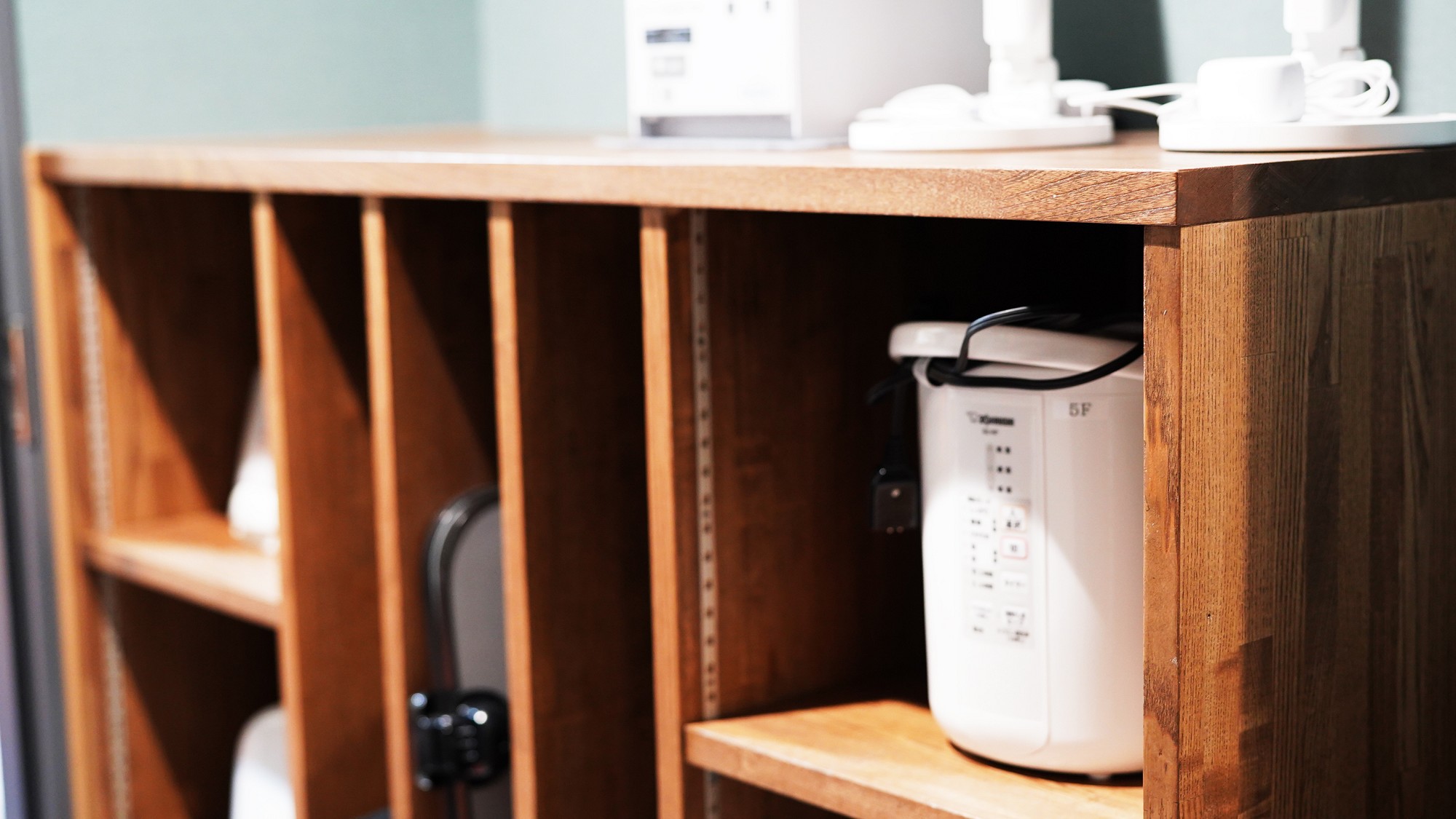 【館内一例】加湿器やアイロン、ズボンプレッサーなど。貸し出し備品も各種揃えております。